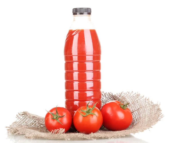 Tomatensaft in der Flasche auf Sacktuch isoliert auf weiß — Stockfoto