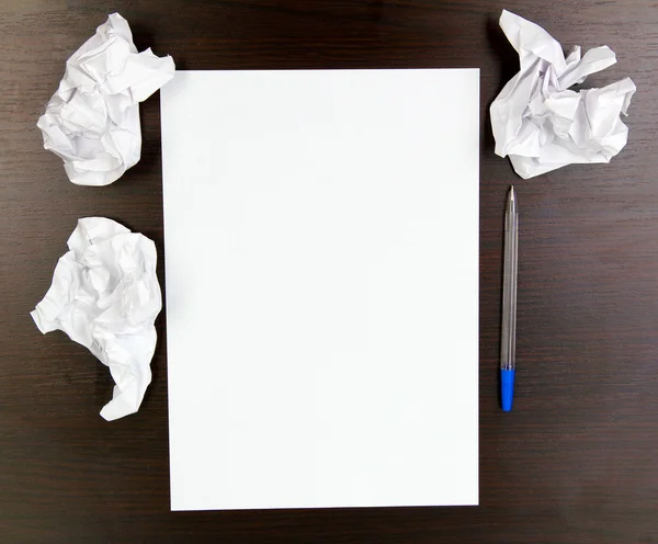 Empty paper, crumpled paper and pen on wooden table — Stock Photo, Image