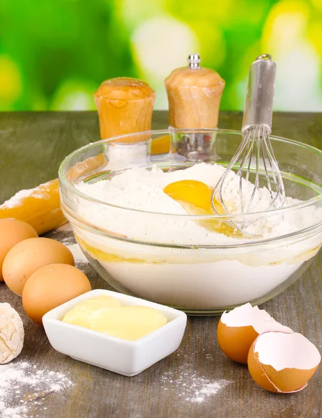Eier, Mehl und Butter in Nahaufnahme auf Holztisch vor natürlichem Hintergrund — Stockfoto