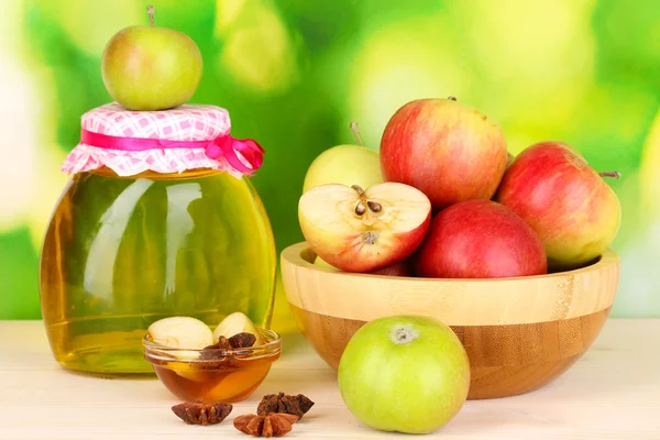 Miel y manzanas con canela sobre mesa de madera sobre fondo natural —  Fotos de Stock