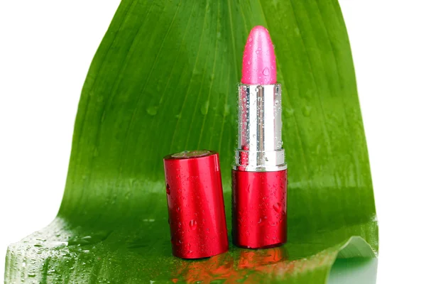 Lápiz labial sobre hoja verde aislado sobre blanco — Foto de Stock