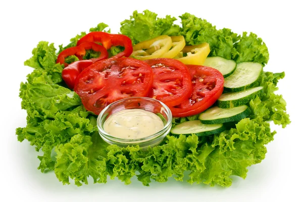 Légumes hachés et sauce sur assiette isolée sur fond blanc — Photo