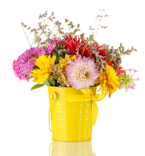 Balde amarelo brilhante com flores isoladas em branco — Fotografia de Stock