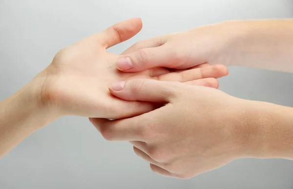 Hand massage, op grijze achtergrond — Stockfoto