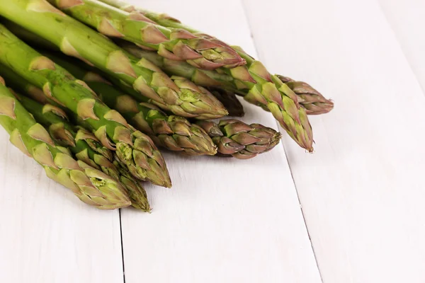 Frischer Spargel auf weißem Holztisch-Hintergrund — Stockfoto