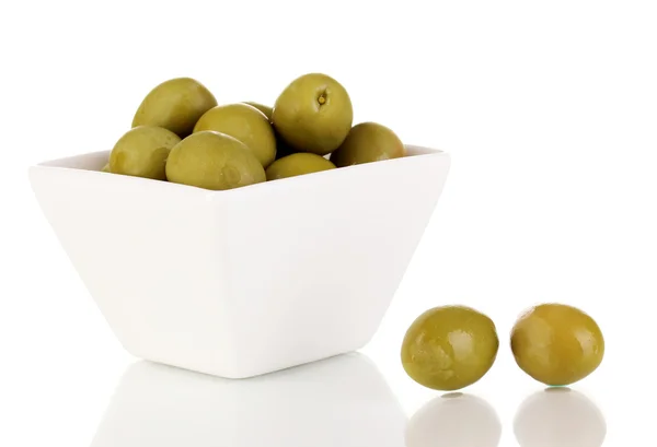 Grüne Oliven in weißer Schüssel isoliert auf weißer — Stockfoto
