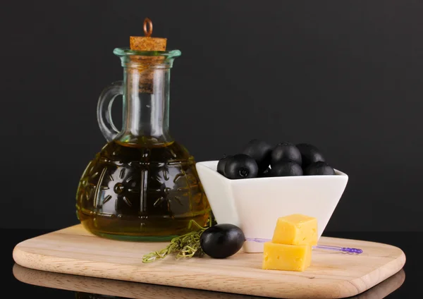 黑橄榄迷迭香、 橄榄油和奶酪上孤立在黑与白碗里 — 图库照片