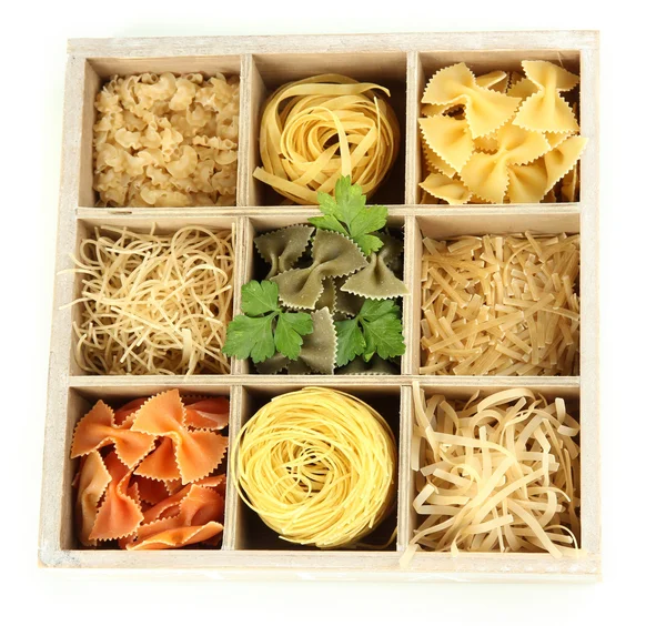 Neun Arten von Pasta in Holzkartons in Großaufnahme isoliert auf weiß — Stockfoto