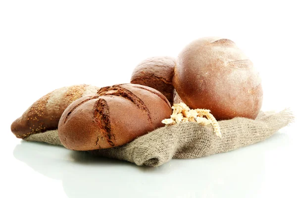 Pães de centeio saborosos com orelhas, isolados em branco — Fotografia de Stock