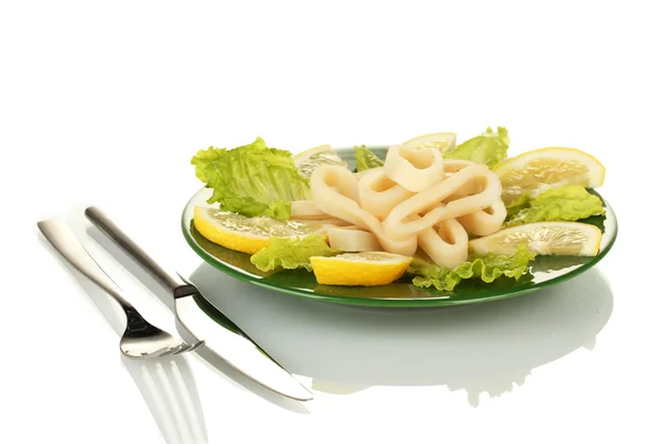 Salada de anéis de lula, limão e alface no prato isolado em branco — Fotografia de Stock