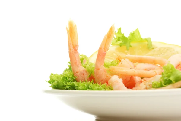 Boiled shrimps with lemon and lettuce leaves on plate, isolated on white — Stock Photo, Image