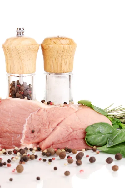 Un gran trozo de cerdo marinado con hierbas, especias y aceite de cocina aislado en blanco — Foto de Stock