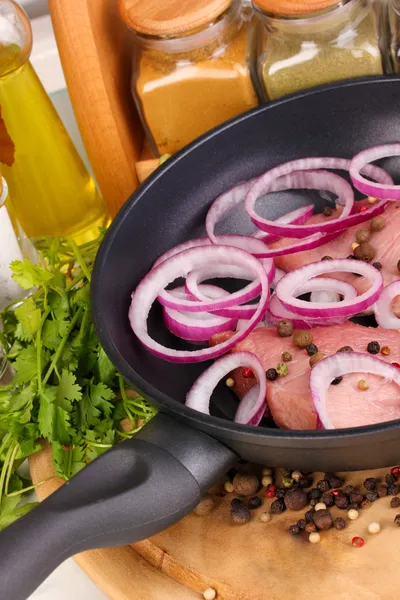 Pezzi di maiale con cipolle fritte in padella con erbe aromatiche, spezie e olio da cucina a bordo primo piano — Foto Stock