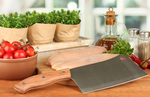 Composição de carne crua, legumes e especiarias em close-up de mesa de madeira — Fotografia de Stock