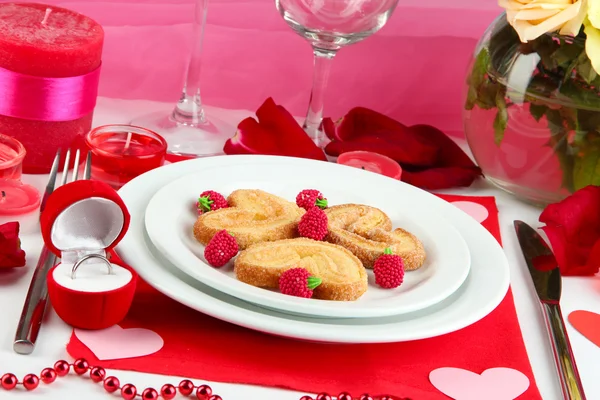 Table setting in honor of Valentine's Day close-up — Stock Photo, Image