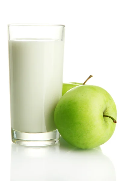 Szklankę kefiru i zielonych jabłek, na białym tle — Zdjęcie stockowe