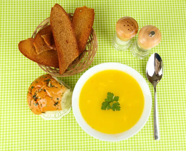 Aromatyczne zupy w talerzu biały obrus zielony — Zdjęcie stockowe