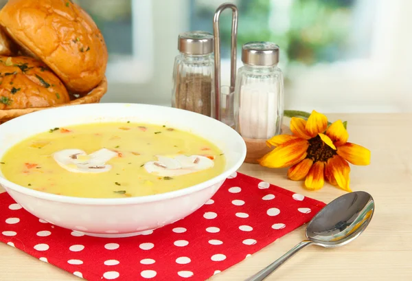 Duftende Suppe in weißem Teller auf Tisch auf Fensterhintergrund Nahaufnahme — Stockfoto