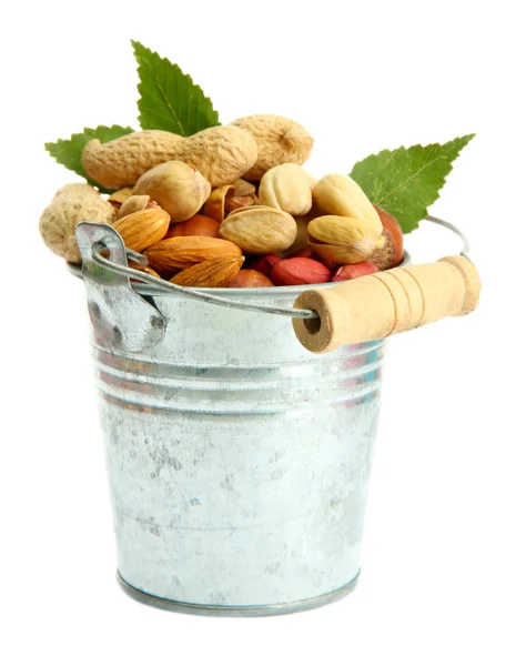 Sortiment chutných ořechů s listy v džber, izolované na bílém — Stock fotografie