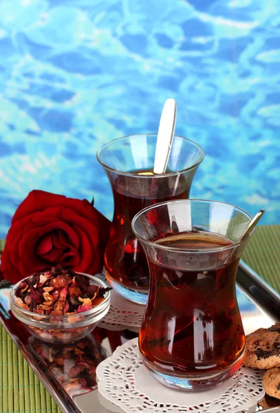 Vaso de té turco sobre fondo de color —  Fotos de Stock