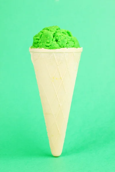 Scoop del gelato kiwi nel cono waffle su sfondo blu — Foto Stock