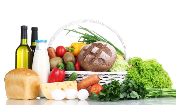 Samenstelling met groenten en fruit in rieten mand geïsoleerd op wit — Stockfoto