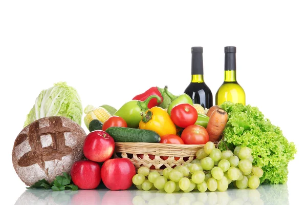 Složení se zeleninou a ovocem v proutěném koši izolovaném na bílém — Stock fotografie