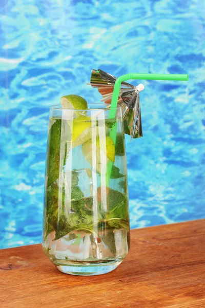 Mojito sobre fondo azul — Foto de Stock