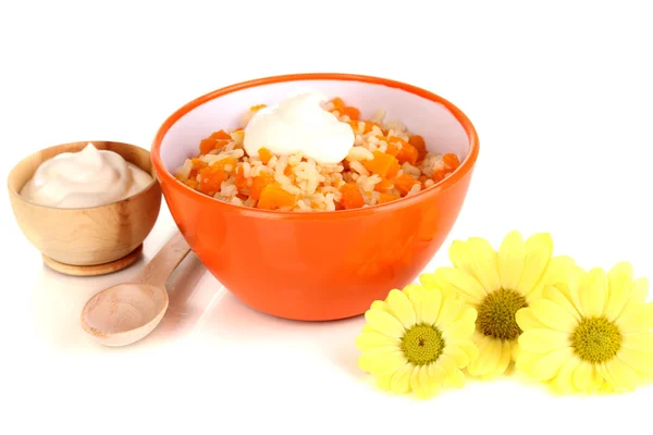 Porridge di zucca utile in piatto a colori isolato su bianco — Foto Stock