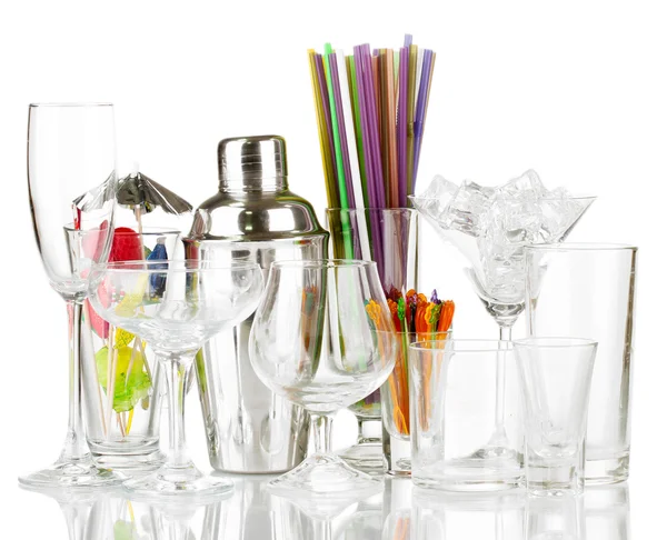 Cocktail shaker et verres isolés sur blanc — Photo