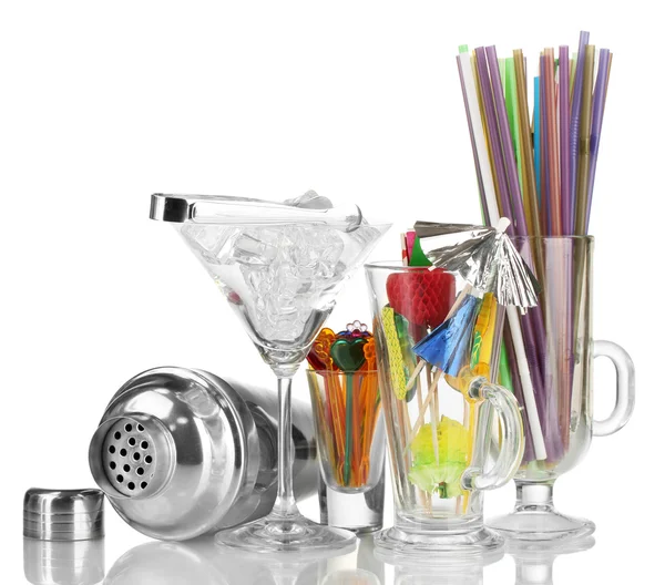 Agitatore da cocktail e altre attrezzature da barista isolate su bianco — Foto Stock