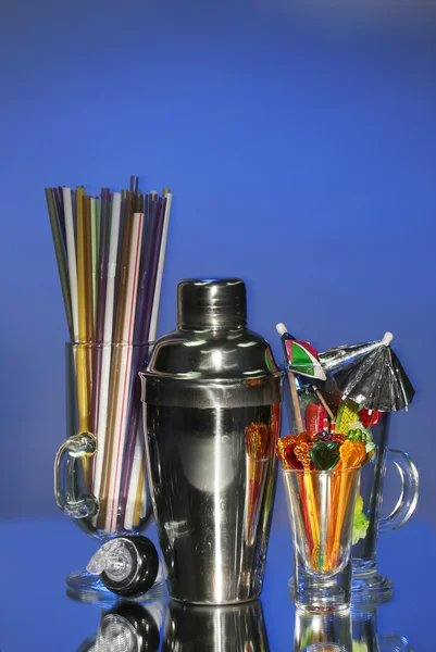 Cocktail shaker and other bartender equipment on color background — Stock Photo, Image