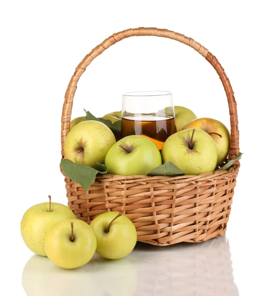 Sumo de maçã útil com maçãs ao redor em cesta isolada em branco — Fotografia de Stock