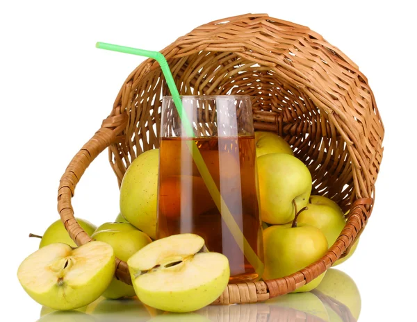 Succo di mela utile con mele intorno in cesto isolato su bianco — Foto Stock