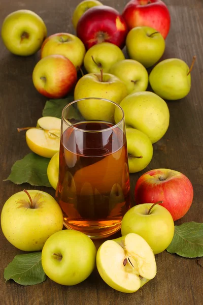나무 테이블에 주위 사과와 유용한 애플 주스 — 스톡 사진