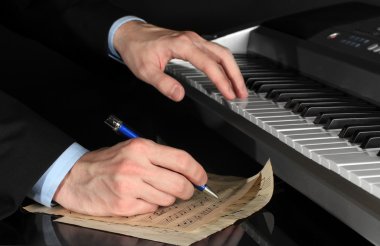 adam piyano eller ve notlar için ortak tarih yazıyor