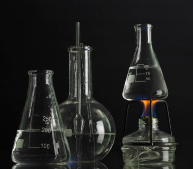 spiritlamp ve mavi arka plan üzerinde test tüpleri