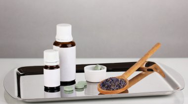 Gümüş tepsi üzerinde gri arka plan yakın çekim alternatif tedaviler