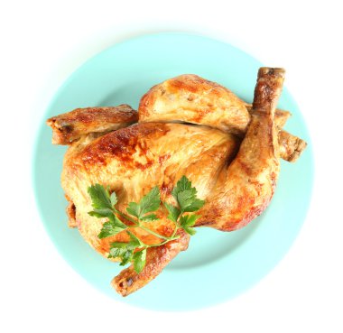 Mavi plaka üzerinde beyaz izole kızarmış bütün tavuk