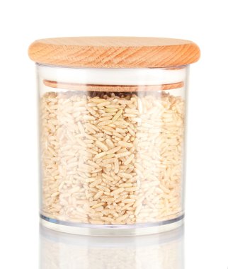 kahverengi pirinç beyaz zemin üzerine kavanoz içinde