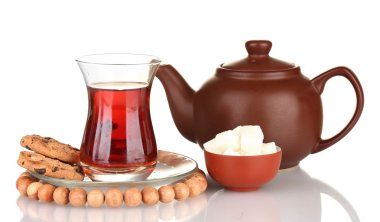 Türk çayı ve üzerinde beyaz izole çaydanlık bardak