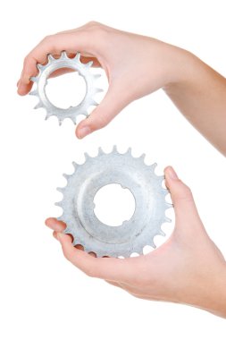 bir çift eski metalik cogwheels onun elinde tutan adam