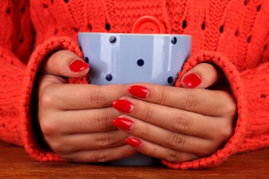 bir fincan tutan eller sıcak içecek, yakın çekim