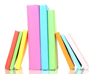 çok renkli kitap üzerinde beyaz izole yığını