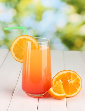 parlak zemin üzerine ahşap masa üzerinde çok renkli kokteyl bardak