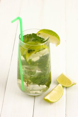 Mojito beyaz zemin üzerine