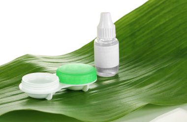 damla ve yaprak üzerinde beyaz izole lensler