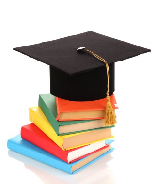 grad şapka ile üzerine beyaz izole kitap