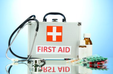 mavi zemin üzerine ilk yardım kutusu