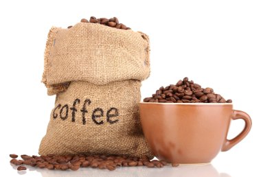 çanta ve üzerinde beyaz izole kupa kahve çekirdekleri